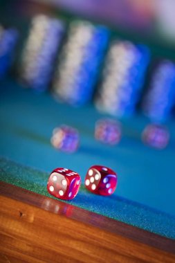 Tema kumar. Renk bokeh arka plan üzerinde zar ve poker fişleri.