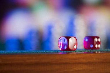 Tema kumar. Renk bokeh arka plan üzerinde zar ve poker fişleri.