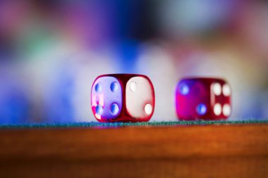 Tema kumar. Renk bokeh arka plan üzerinde zar ve poker fişleri.