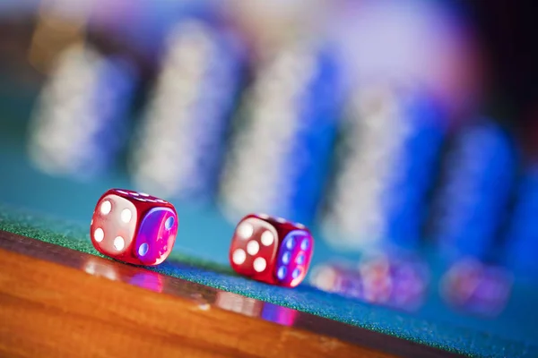 Glücksspiel Würfel Und Pokerchips Auf Farbigem Bokeh Hintergrund — Stockfoto