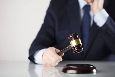Beyaz arka plan üzerinde takım elbiseli adam. Hukuk iş kavramı. Yargıç tokmak.