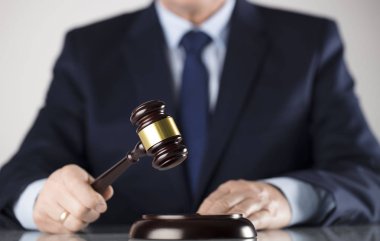 Beyaz arka plan üzerinde takım elbiseli adam. Hukuk iş kavramı. Yargıç tokmak.