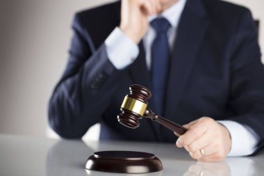 Beyaz arka plan üzerinde takım elbiseli adam. Hukuk iş kavramı. Yargıç tokmak.