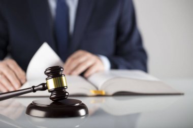 Beyaz arka plan üzerinde takım elbiseli adam. Hukuk iş kavramı. Yargıç tokmak ve yasal kodu.