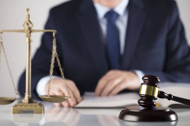 Beyaz arka plan üzerinde takım elbiseli adam. Hukuk iş kavramı. Yargıç Tokmak, ölçek adalet ve yasal kodu.