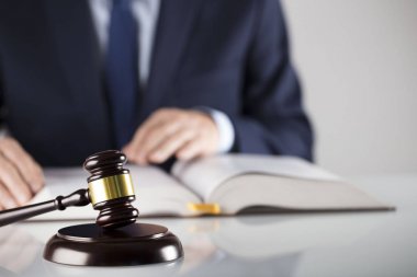 Beyaz arka plan üzerinde takım elbiseli adam. Hukuk iş kavramı. Yargıç tokmak ve yasal kodu.
