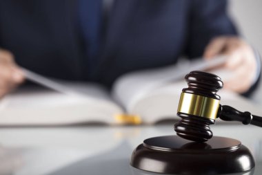 Beyaz arka plan üzerinde takım elbiseli adam. Hukuk iş kavramı. Yargıç tokmak ve yasal kodu.