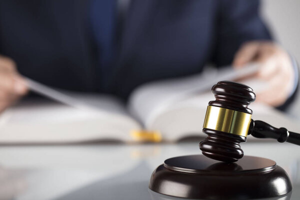 Человек в костюме на белом фоне. Концепция юридического бизнеса. Судья молоток и правовой кодекс
.