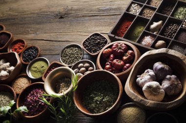 Beslenme Tema. Ahşap rustik masa üzerinde kase içinde baharatlar topluluğu.