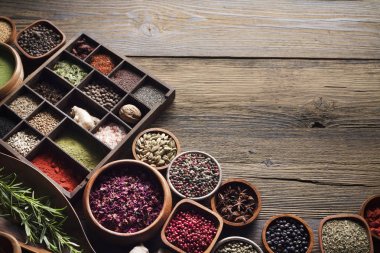Beslenme Tema. Ahşap rustik masa üzerinde kase içinde baharatlar topluluğu.