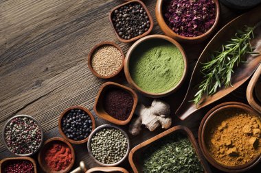 Beslenme Tema. Ahşap rustik masa üzerinde kase içinde baharatlar topluluğu.