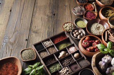 Beslenme Tema. Ahşap rustik masa üzerinde kase içinde baharatlar topluluğu.
