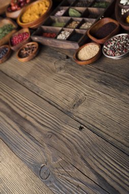 Beslenme Tema. Ahşap rustik masa üzerinde kase içinde baharatlar topluluğu.