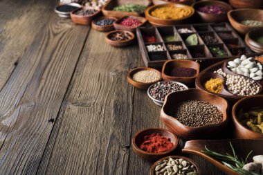 Beslenme Tema. Ahşap rustik masa üzerinde kase içinde baharatlar topluluğu.