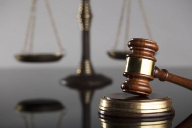 Hukuk Tema. Çekiç sık sık yargıç ve ölçek Hukuk Adalet sembollerin. Gri arka planı.