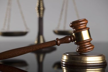 Hukuk Tema. Çekiç sık sık yargıç ve ölçek Hukuk Adalet sembollerin. Gri arka planı.