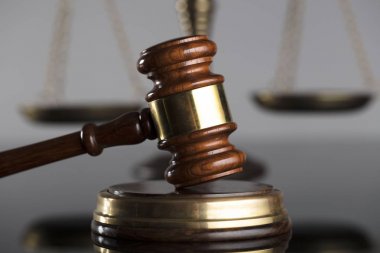 Hukuk Tema. Çekiç sık sık yargıç ve ölçek Hukuk Adalet sembollerin. Gri arka planı.