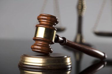 Hukuk Tema. Çekiç sık sık yargıç ve ölçek Hukuk Adalet sembollerin. Gri arka planı.