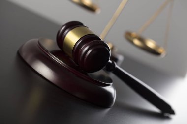 Hukuk Tema. Çekiç sık sık yargıç ve ölçek Hukuk Adalet sembollerin. Gri arka planı.