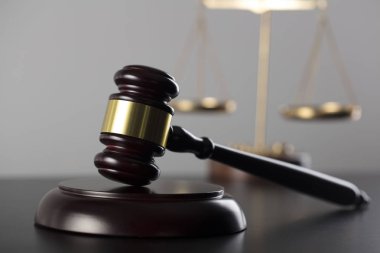 Hukuk Tema. Çekiç sık sık yargıç ve ölçek Hukuk Adalet sembollerin. Gri arka planı.