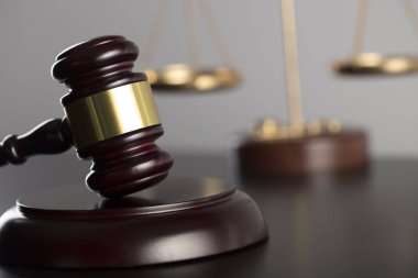 Hukuk Tema. Çekiç sık sık yargıç ve ölçek Hukuk Adalet sembollerin. Gri arka planı.