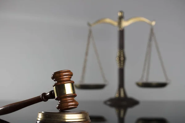 法律主题 槌经常法官和正义的标度法律的标志 灰色背景 — 图库照片