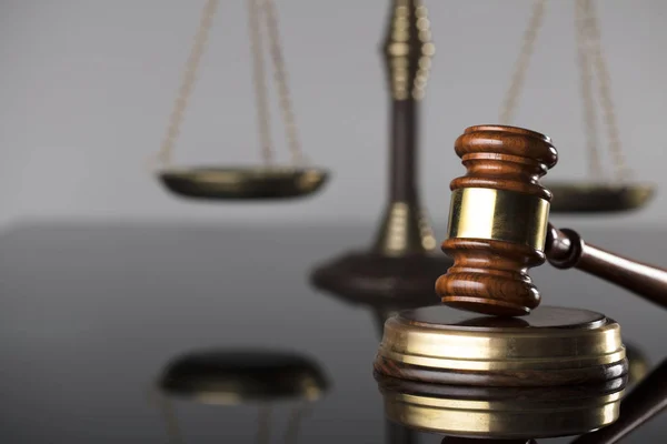 Rechtsthema Schlägel Gegen Den Richter Und Maßstab Der Gerechtigkeit Symbole — Stockfoto