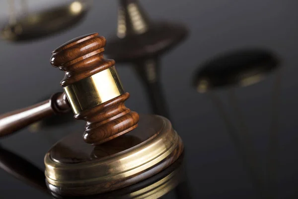 法律主题 槌经常法官和正义的标度法律的标志 灰色背景 — 图库照片