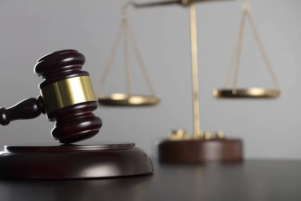 法律テーマ マレットしばしば裁判官と法の正義のシンボルのスケール 灰色の背景 — ストック写真