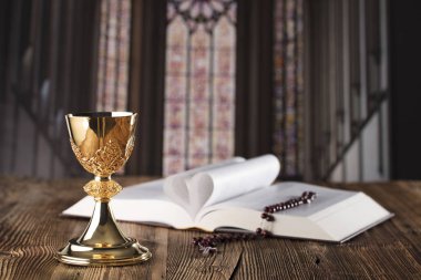 İlk Komünyon Tema. Çapraz, Holy Bible, tespih ve sunak üzerinde altın kadeh.