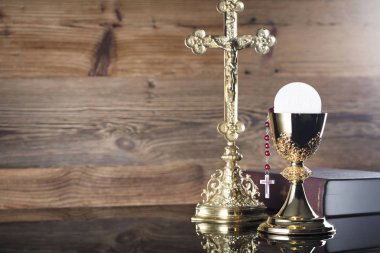 İlk Komünyon Tema. Çapraz, Holy Bible, tespih ve kahverengi zemin üzerine altın kadeh.