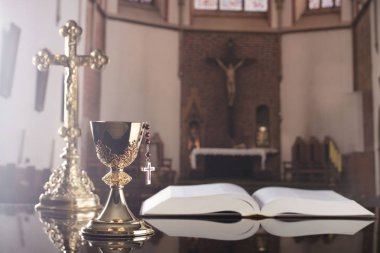 İlk Komünyon Tema. Çapraz, Holy Bible, tespih ve sunak üzerinde altın kadeh.