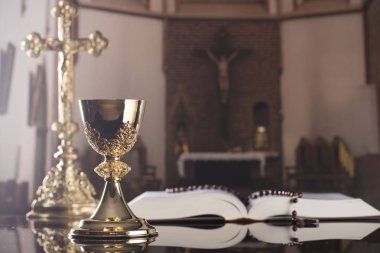 İlk Komünyon Tema. Çapraz, Holy Bible, tespih ve sunak üzerinde altın kadeh.