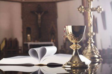 İlk Komünyon Tema. Çapraz, Holy Bible, tespih ve sunak üzerinde altın kadeh.