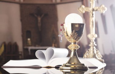İlk Komünyon Tema. Çapraz, Holy Bible, tespih ve sunak üzerinde altın kadeh.