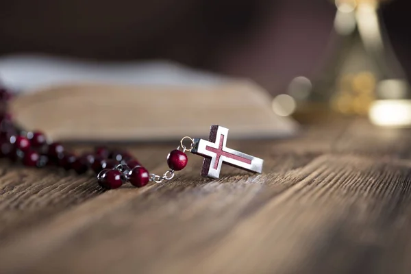 最初の聖体拝領のテーマ 神聖な聖書とロザリオ木製のテーブル上 — ストック写真