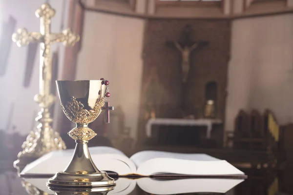 Tema Della Prima Comunione Santa Croce Sacra Bibbia Rosario Calice — Foto Stock