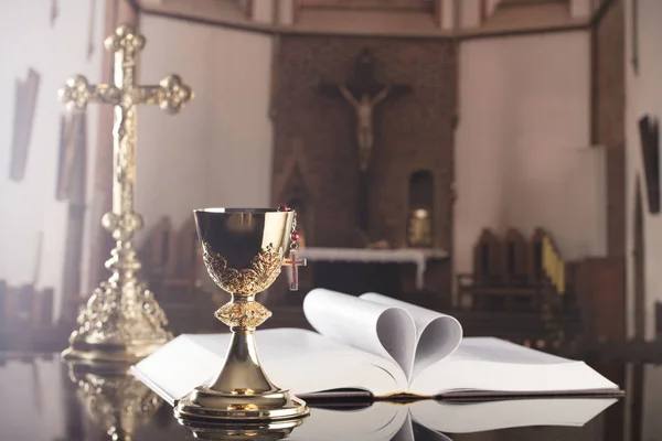 Första Nattvarden Tema Korset Bibeln Rosenkransen Och Gyllene Bägare Altaret — Stockfoto