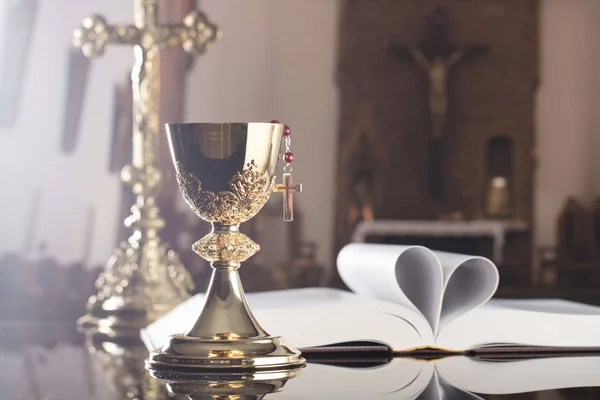 Första Nattvarden Tema Korset Bibeln Rosenkransen Och Gyllene Bägare Altaret — Stockfoto