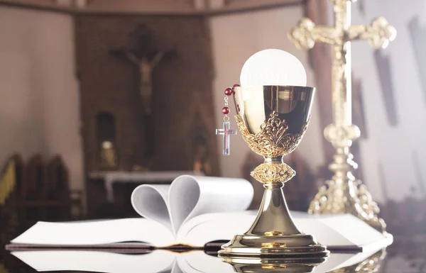 第一个圣餐主题 圣坛上的十字架 念珠和金圣杯 — 图库照片