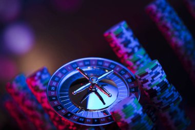 Tema kumar. Rulet ve fiş yığını kapat. Bokeh arka plan.