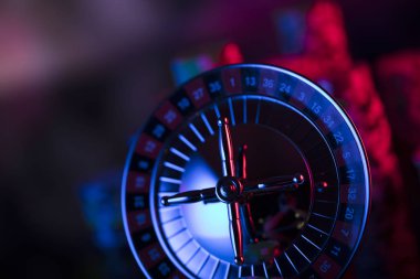 Tema kumar. Rulet ve fiş yığını kapat. Bokeh arka plan.