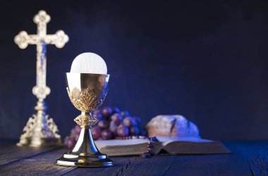 İlk Komünyon Tema. Çapraz, Holy Bible, tespih ve altın chalice. Hıristiyanlığın ekmek ve üzüm sembolleri.