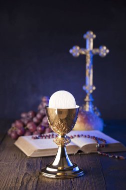 İlk Komünyon Tema. Çapraz, Holy Bible, tespih ve altın chalice. Hıristiyanlığın ekmek ve üzüm sembolleri.