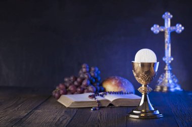 İlk Komünyon Tema. Çapraz, Holy Bible, tespih ve altın chalice. Hıristiyanlığın ekmek ve üzüm sembolleri.