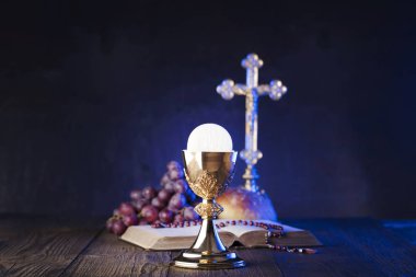 İlk Komünyon Tema. Çapraz, Holy Bible, tespih ve altın chalice. Hıristiyanlığın ekmek ve üzüm sembolleri.