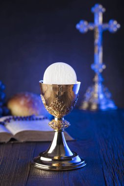 İlk Komünyon Tema. Çapraz, Holy Bible, tespih ve altın chalice. Hıristiyanlığın ekmek ve üzüm sembolleri.