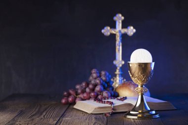 İlk Komünyon Tema. Çapraz, Holy Bible, tespih ve altın chalice. Hıristiyanlığın ekmek ve üzüm sembolleri.