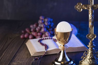 İlk Komünyon Tema. Çapraz, Holy Bible, tespih ve altın chalice. Hıristiyanlığın ekmek ve üzüm sembolleri.