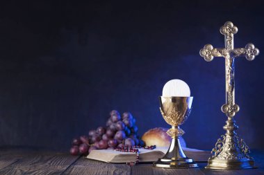 İlk Komünyon Tema. Çapraz, Holy Bible, tespih ve altın chalice. Hıristiyanlığın ekmek ve üzüm sembolleri.
